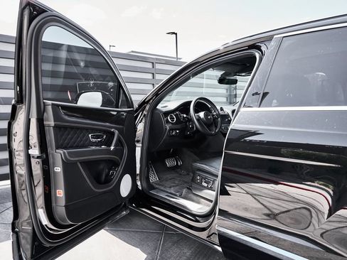 Used 2017 Bentley Bentayga AWD/4WD image 25