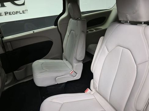Used 2021 Chrysler Voyager Lxi image 21