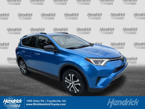 Used 2018 Toyota RAV4 LE FWD image 1