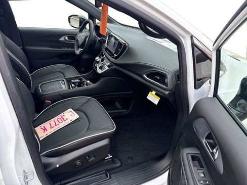 New 2026 Chrysler Pacifica Limited w/ Uconnect Theater Family Group image 21