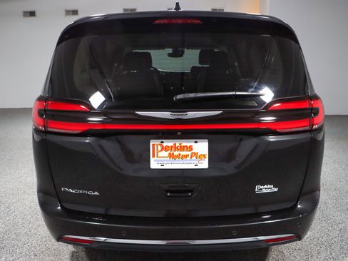 Used 2023 Chrysler Pacifica Touring-L FWD image 8