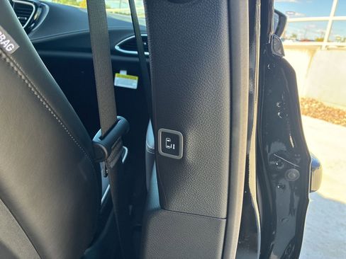 New 2026 Chrysler Pacifica Limited w/ Uconnect Theater Family Group image 27