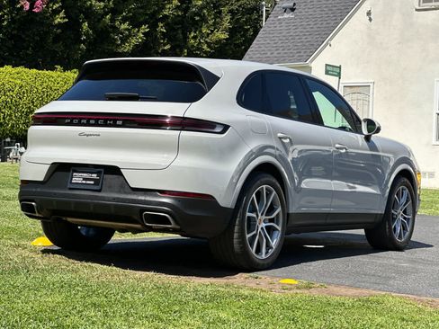 Certified 2025 Porsche Cayenne AWD/4WD image 8