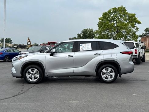 Used 2021 Toyota Highlander LE AWD/4WD image 4