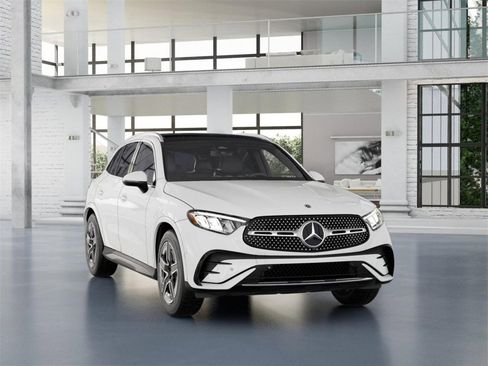 Used 2025 Mercedes-Benz GLC 300 4MATIC image 10