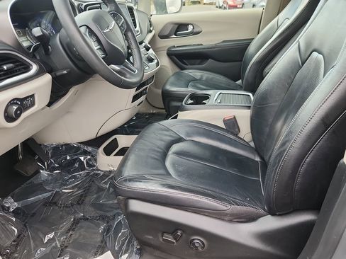 Used 2022 Chrysler Pacifica Touring-L FWD image 7