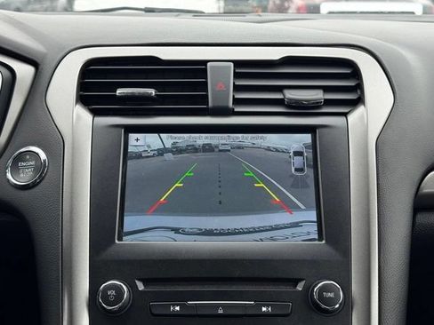 Used 2017 Ford Fusion SE w/ Fusion SE Technology Package FWD image 4
