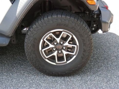 Used 2024 Jeep Gladiator Rubicon w/ Technology Group AWD/4WD image 10