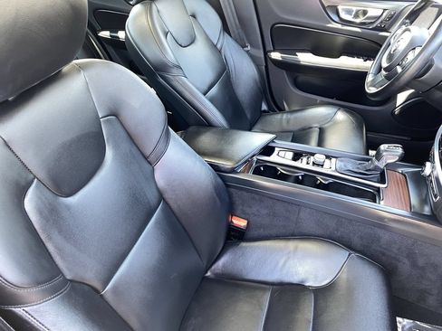 Used 2021 Volvo S60 T5 Momentum FWD image 11