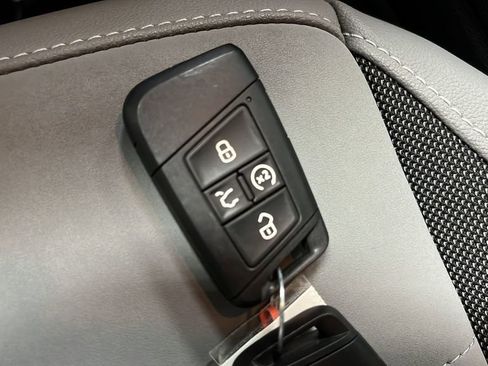 Used 2024 Volkswagen Taos SE image 36