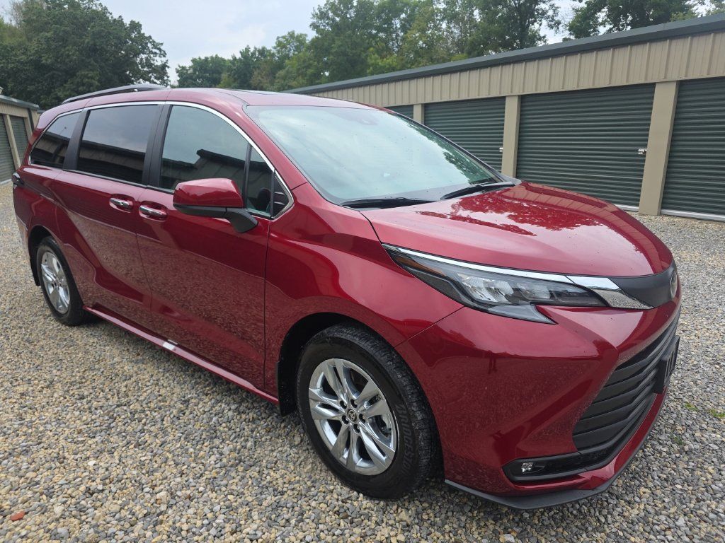 Certified 2026 Toyota Sienna XLE FWD image 8