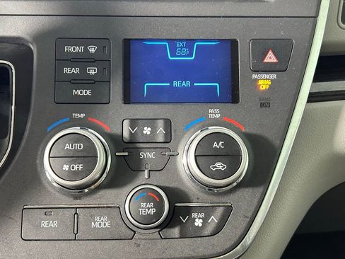 Used 2018 Toyota Sienna XLE Premium image 23