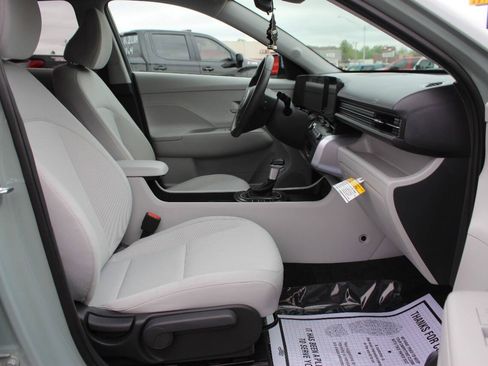 Used 2025 Hyundai Kona SEL FWD image 9