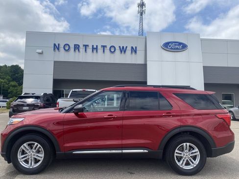 Used 2021 Ford Explorer XLT w/ Equipment Group 202A AWD/4WD image 2