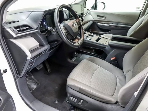 Certified 2024 Toyota Sienna LE image 9