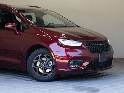 Used 2021 Chrysler Pacifica Limited w/ Uconnect Theater Family Group FWD image 3