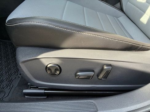 Used 2025 Volkswagen Jetta SE w/ Sunroof Package image 33