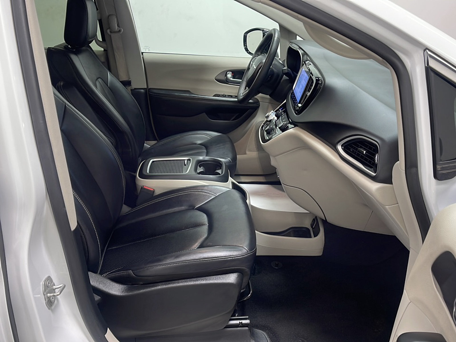 Used 2024 Chrysler Pacifica Touring-L FWD image 22