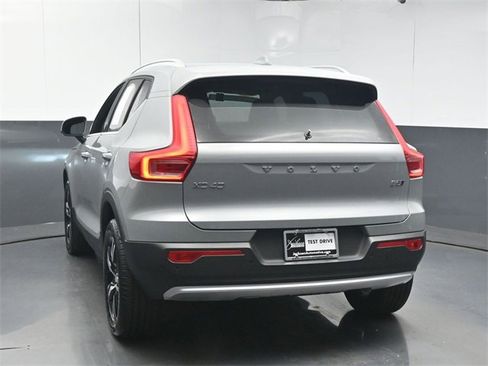 Used 2025 Volvo XC40 B5 Core image 6
