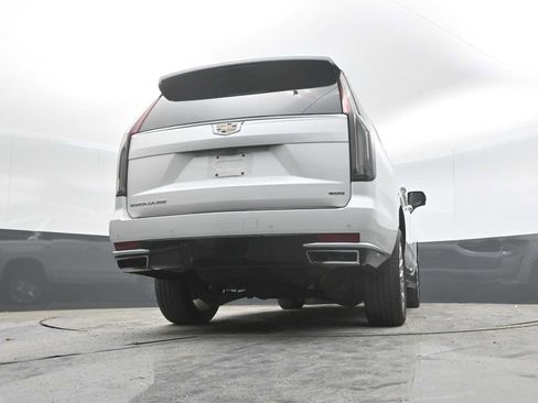 Used 2024 Cadillac Escalade Premium Luxury AWD/4WD image 31