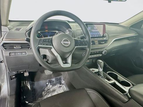 Used 2024 Nissan Altima 2.5 SV image 11