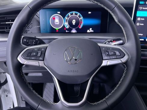 Used 2025 Volkswagen Tiguan SE image 14