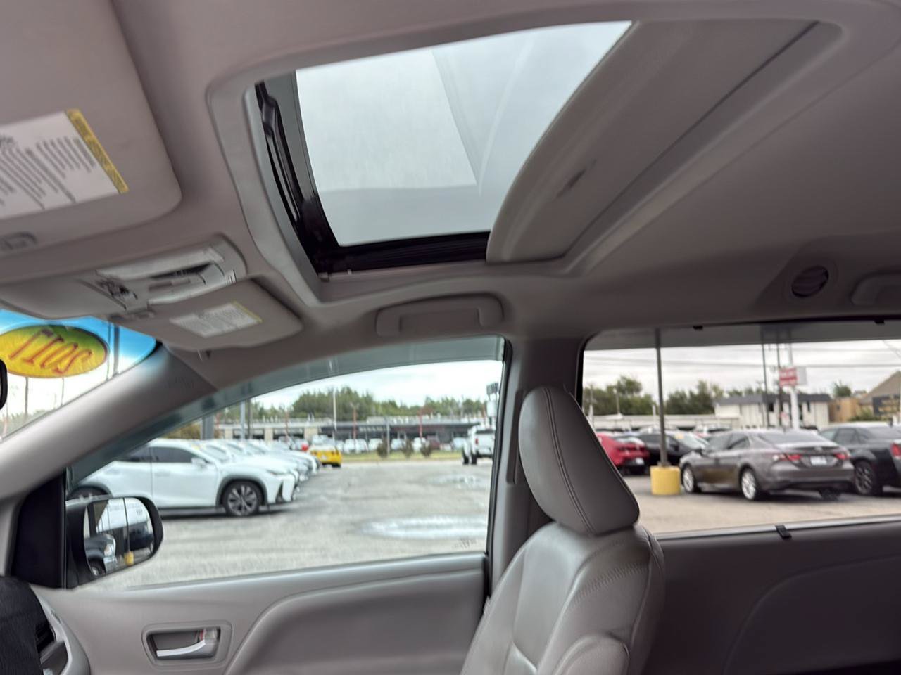 Used 2017 Toyota Sienna XLE w/ XLE Navigation Package FWD image 31