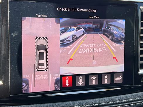 Used 2024 Chrysler Pacifica Limited w/ Uconnect Theater Family Group FWD image 18
