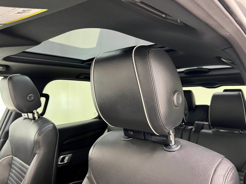 Used 2018 Land Rover Discovery HSE AWD/4WD image 13