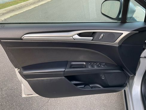 Used 2019 Ford Fusion SE image 12