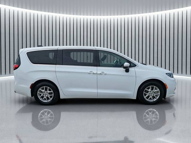 Used 2023 Chrysler Pacifica Touring-L FWD image 3