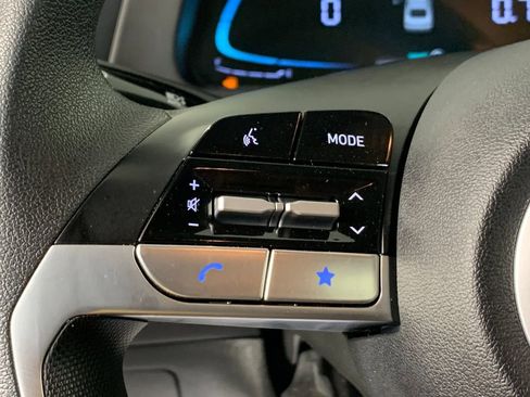 Used 2025 Hyundai Elantra SE FWD image 19