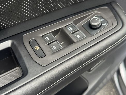 Used 2024 Volkswagen Atlas SE w/ Black Wheel Package FWD image 21
