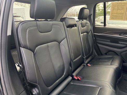 Used 2023 Jeep Grand Cherokee Limited image 18