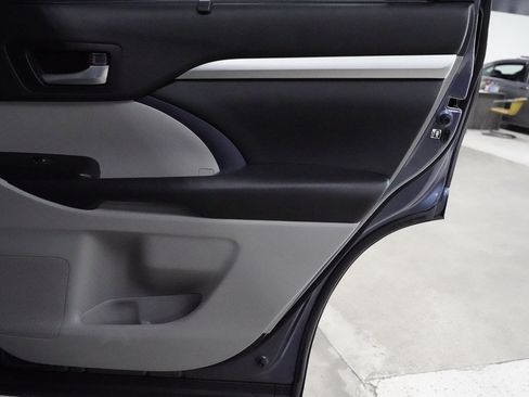 Used 2018 Toyota Highlander XLE FWD image 18