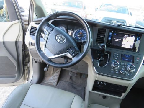 Used 2015 Toyota Sienna XLE w/ XLE Navigation Package FWD image 21