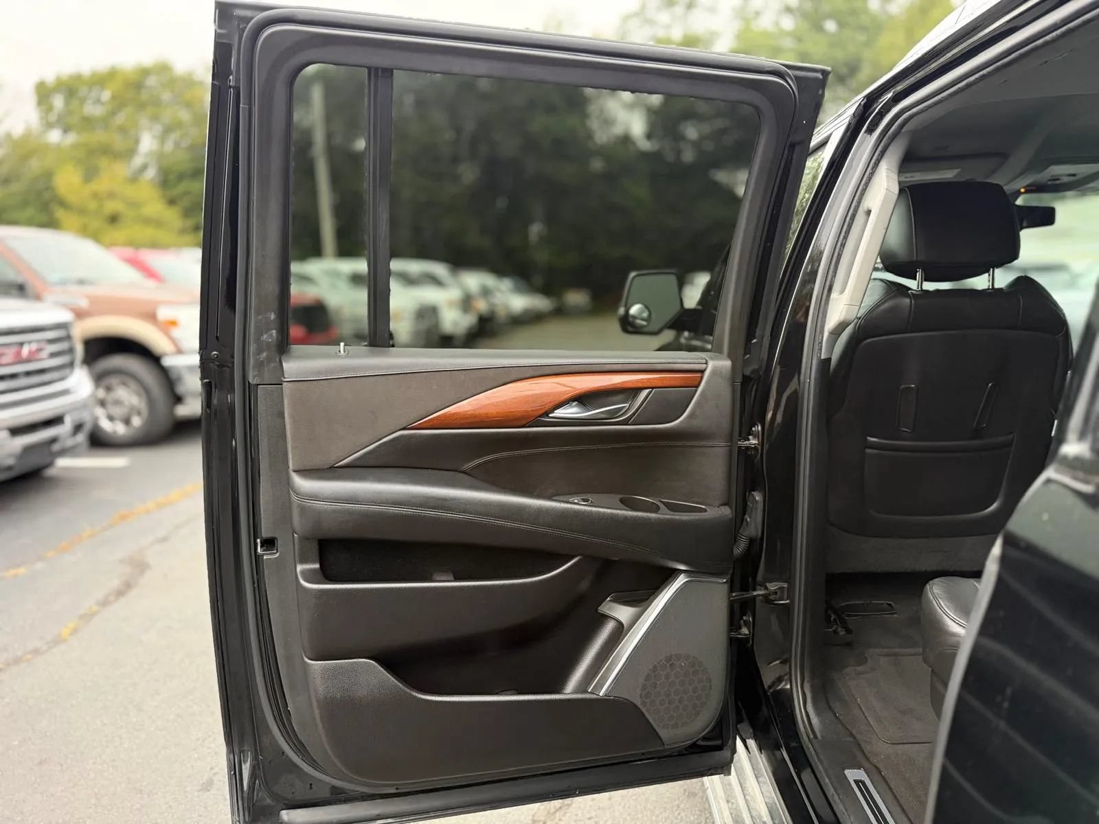 Used 2016 Cadillac Escalade ESV 2WD image 24