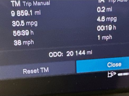 Used 2025 Volvo XC40 B5 Plus image 19