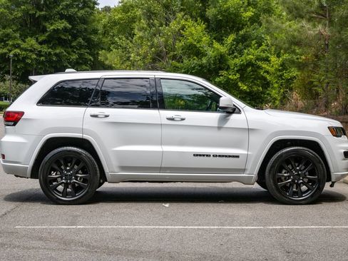 Used 2020 Jeep Grand Cherokee Altitude RWD image 4