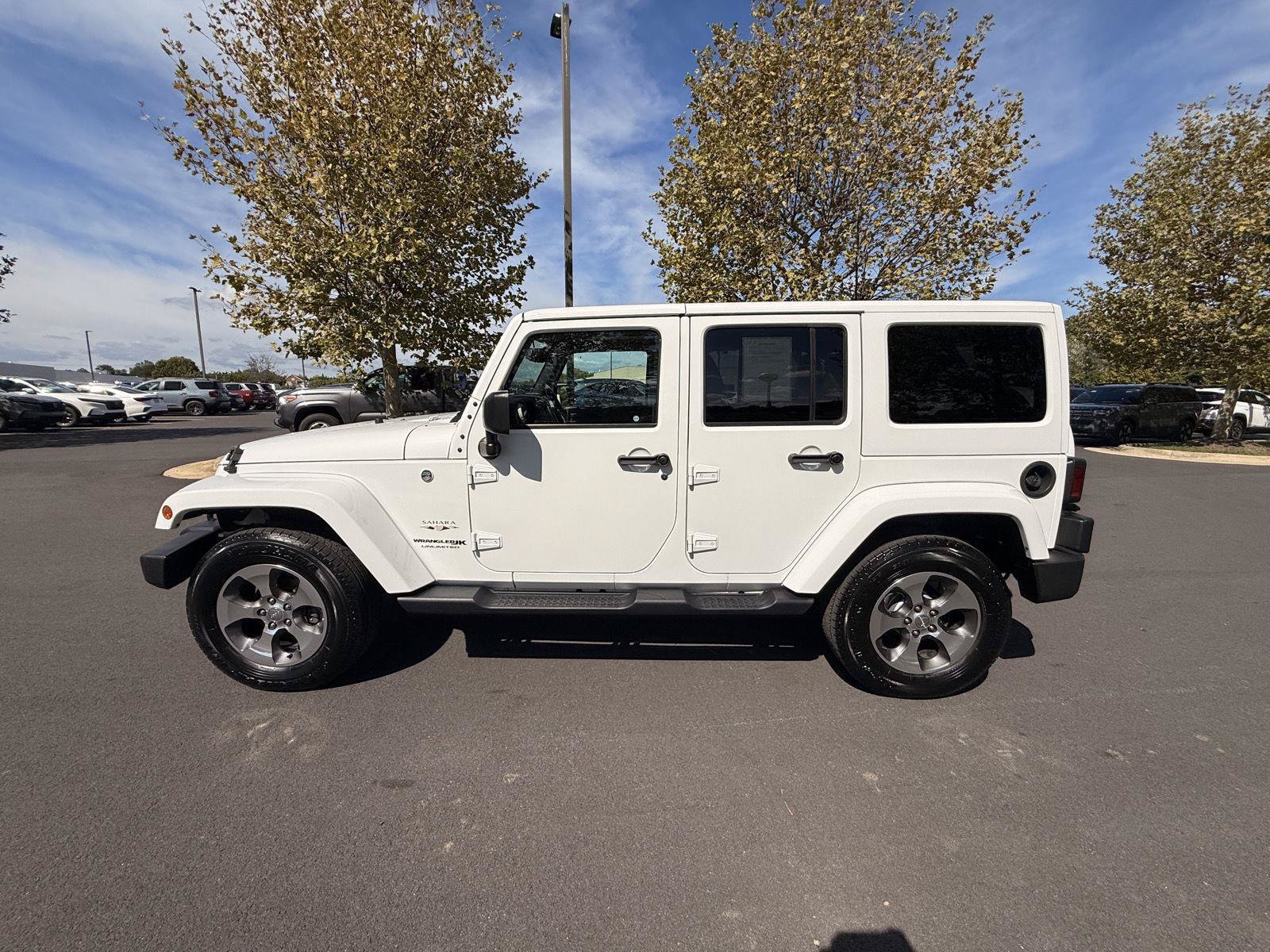 Used 2018 Jeep Wrangler Unlimited Sahara w/ Connectivity Group AWD/4WD image 8