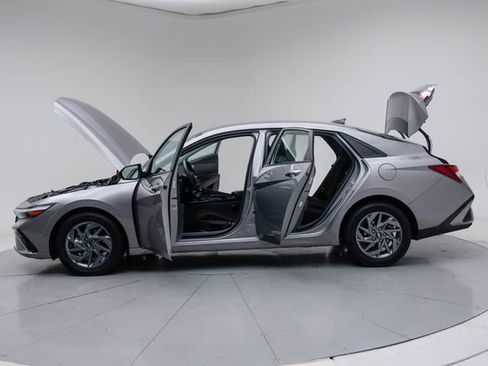 Used 2024 Hyundai Elantra SEL FWD image 18