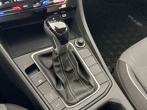 Certified 2025 Volkswagen Jetta Sport image 16