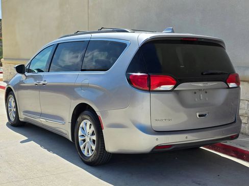 Used 2017 Chrysler Pacifica Touring-L FWD image 6