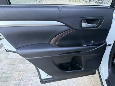 Used 2018 Toyota Highlander XLE FWD image 15