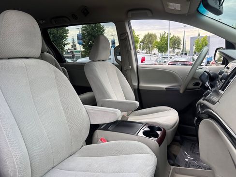 Used 2014 Toyota Sienna LE FWD image 23