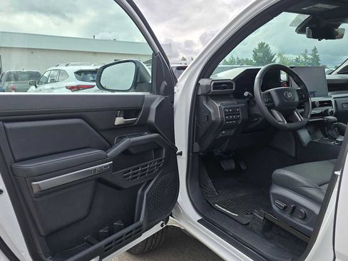 Used 2025 Toyota Tacoma TRD Off-Road w/ TRD Off Road Premium Package AWD/4WD image 20
