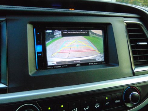 Used 2016 Toyota Highlander LE FWD image 8