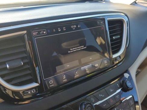 Certified 2024 Chrysler Pacifica Touring-L image 14