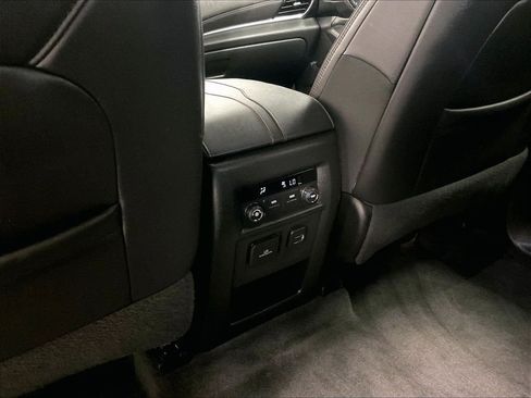 Used 2023 Chevrolet Traverse RS AWD/4WD image 29