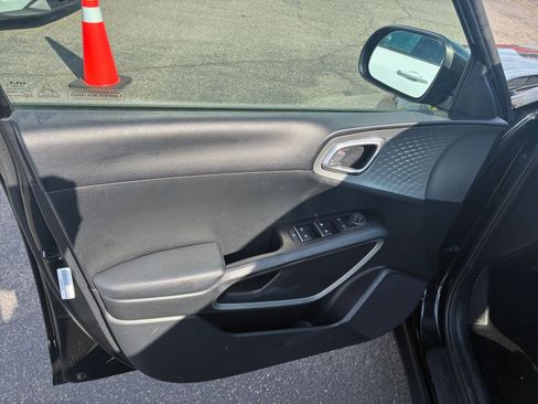 Used 2025 Kia Soul LX w/ LX Technology Package image 18